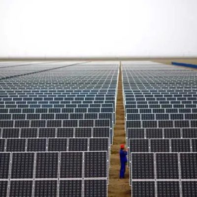 العراق يعتمد مزيج الطاقة المتجددة والنفط لتعزيز الاستقرار الاقتصادي