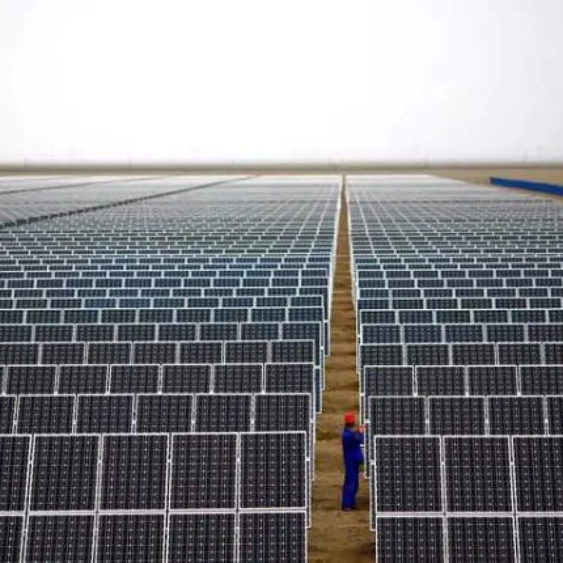 العراق يعتمد مزيج الطاقة المتجددة والنفط لتعزيز الاستقرار الاقتصادي