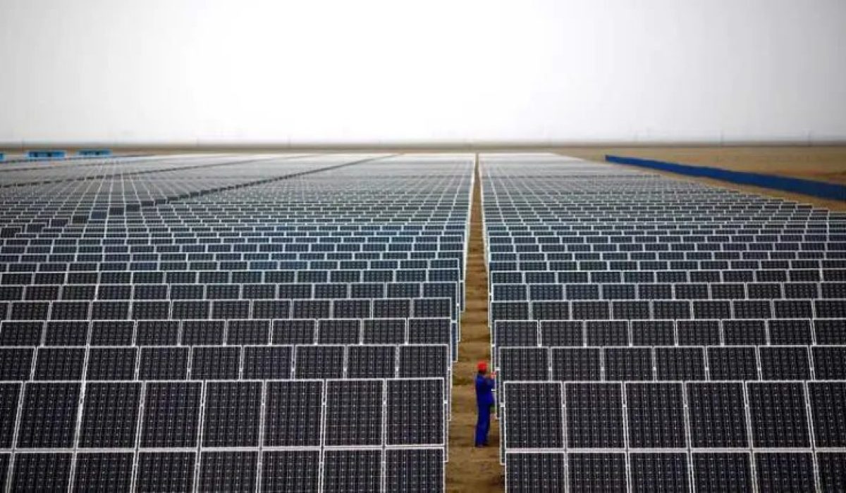 العراق يعتمد مزيج الطاقة المتجددة والنفط لتعزيز الاستقرار الاقتصادي