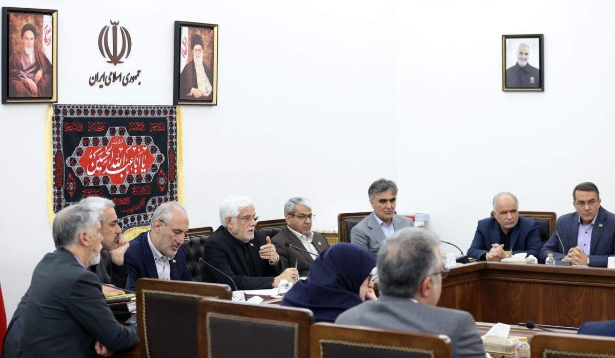 عارف يؤكد على جذب الاستثمارات الأجنبية لدعم الخطة التنموية السابعة لإيران