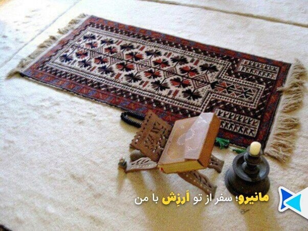فضای عرفانی خانهای ساده با قرآن و سجاده باز، نور آفتاب از پنجره داخل میتابد.