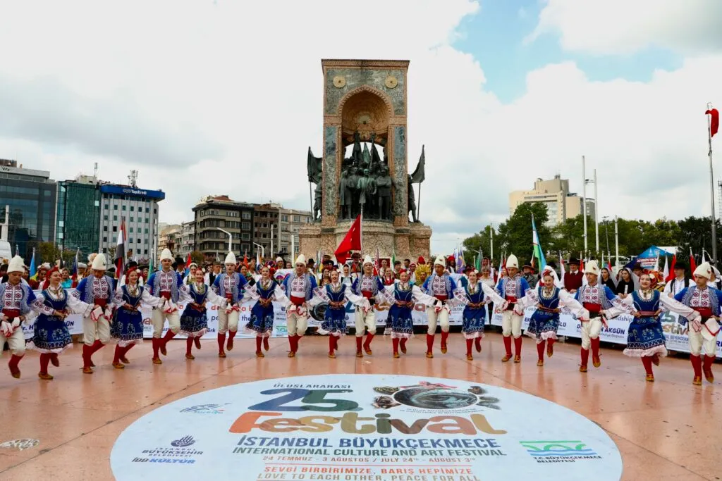 کریسمس در میدان تکسیم استانبول