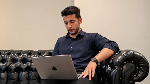 اعضای تیم بازاریابی مانیرو در جلسه برنامهریزی